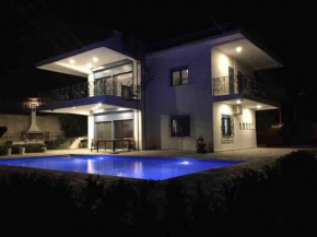 Lovely 4 bedrooms villa in schinias